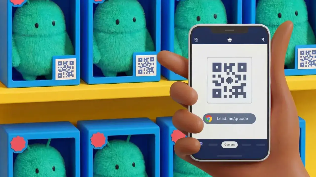 Ręka trzyma smartfon z kodem QR, pokazując, jak wygenerować kod QR. W tle zielone stworki w niebieskich pudełkach.
