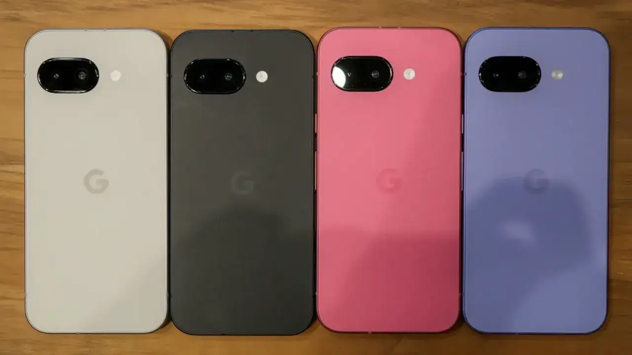 Cztery telefony Google Pixel w r&oacute;żnych kolorach: jasnoszary, ciemnoszary, r&oacute;żowy i fioletowy, ułożone obok siebie.