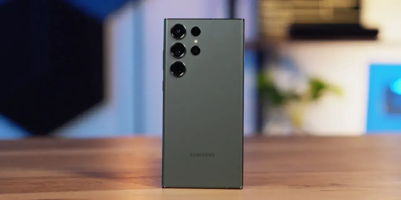 Tył zielonego Samsung S23 z modułem aparatów i logo. Długo działająca bateria pozwoli Ci cieszyć się nim przez cały dzień.