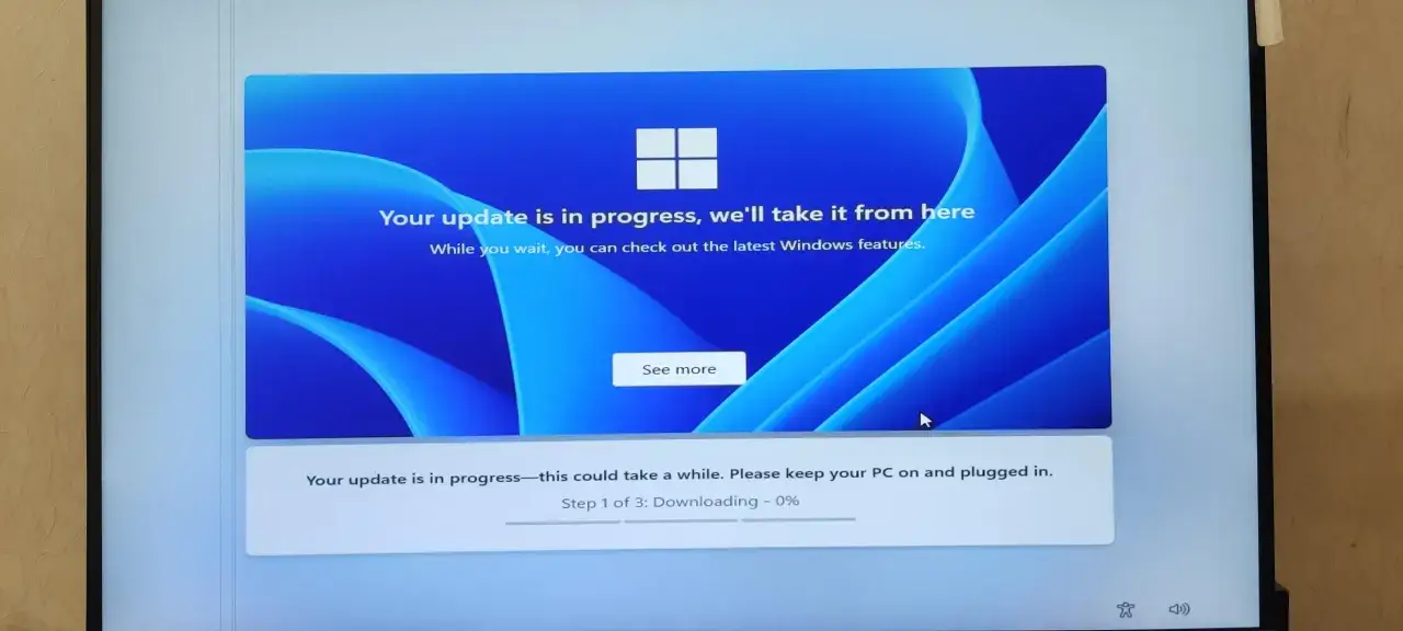 Aktualizacja systemu Windows 11 24H2 w toku. Komputer pobiera ważne pliki.