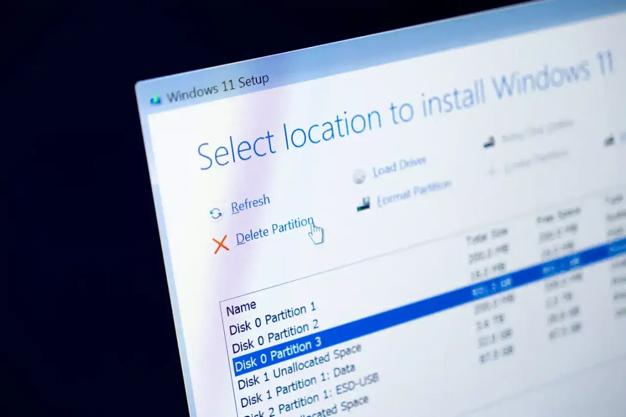 Instalacja Windows 11: wybór lokalizacji, usuwanie partycji. Jak zrobic format komputera win 10? Tutaj widzisz ekran wyboru partycji.