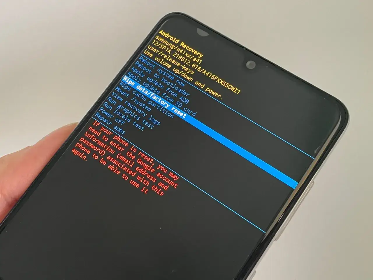 Ekran telefonu Samsung z menu Android Recovery. Wybierz 