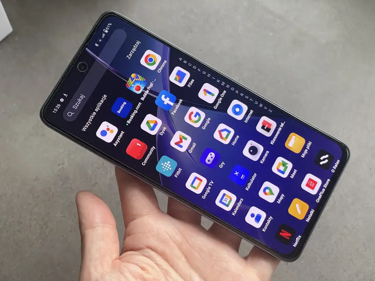 Smartfon z ekranem pełnym ikon aplikacji, w tym Google, Facebook, Chrome i Netflix. Zastanawiasz się appcloud co to? To może być jedna z tych aplikacji do zarządzania chmurą.