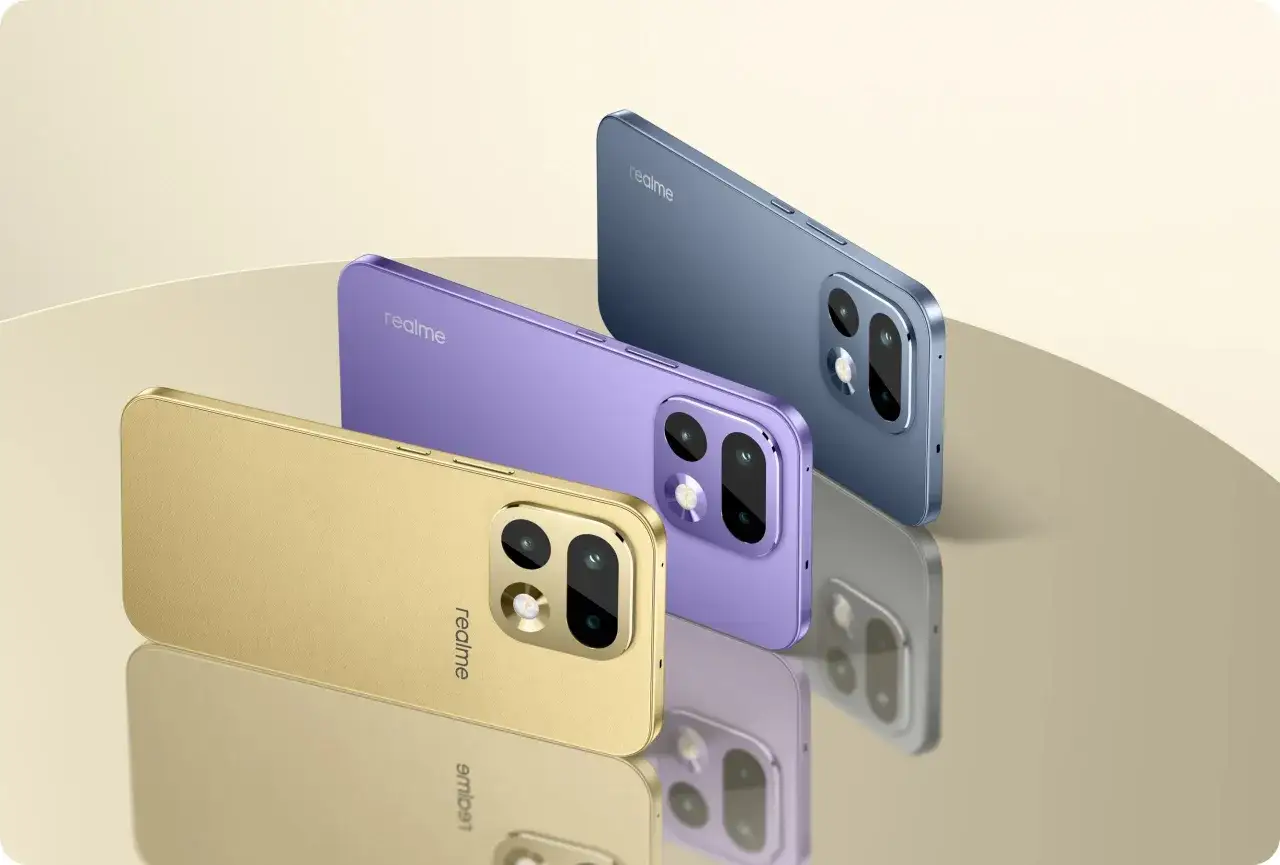 Trzy smartfony marki realme w kolorach złotym, fioletowym i niebieskim, prezentujące nowoczesny design i system aparatów.