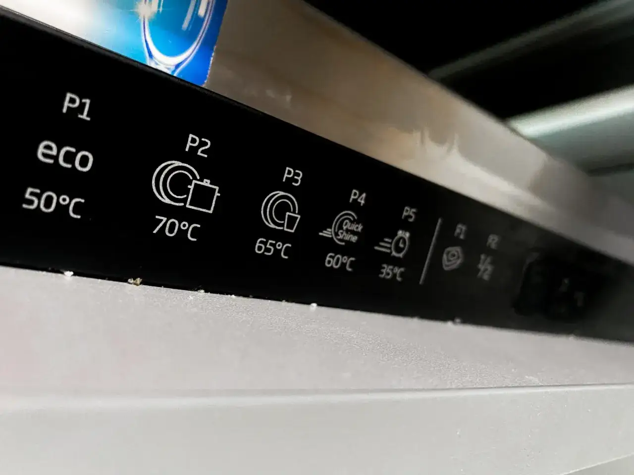 Panel zmywarki Beko: programy P1 (eco 50°C), P2 (70°C), P3 (65°C), P4 (Quick Shine 60°C), P5 (35°C) i inne symbole.