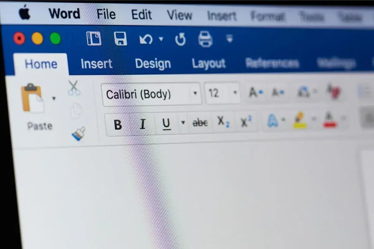 Ekran komputera z programem Word. Widoczny pasek narzędzi z opcjami 