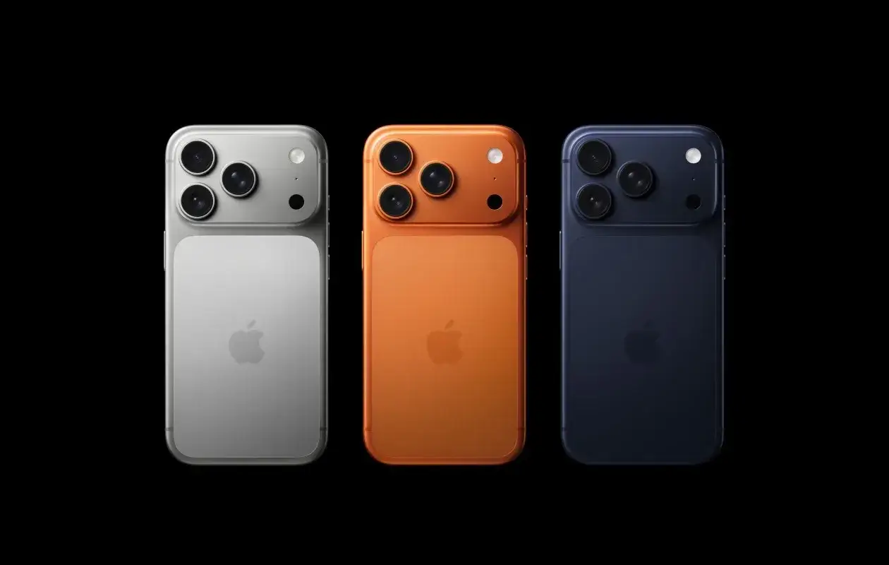 Trzy telefony iPhone w kolorach srebrnym, pomarańczowym i granatowym. Wyglądają jak przyszłe modele, może nawet iPhone 18.