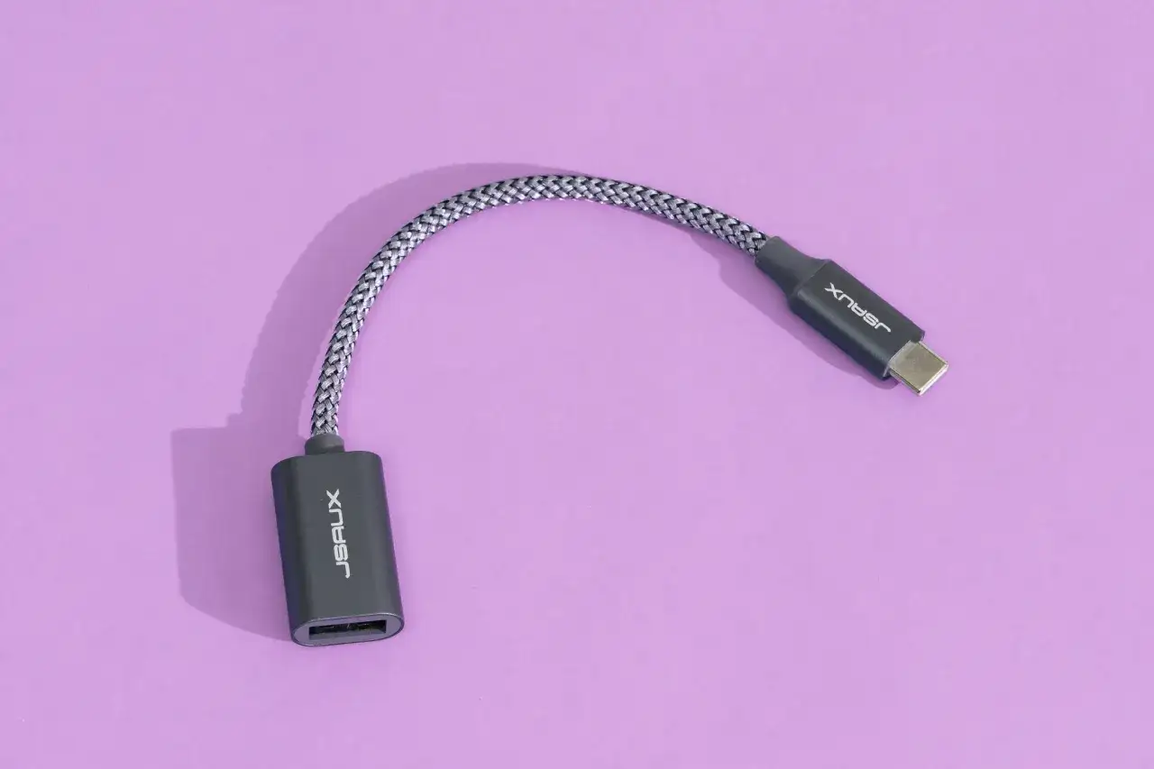 Adapter USB typu C z plecionym kablem.