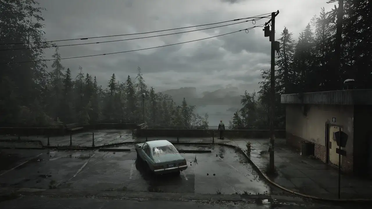 Mroczny parking, opuszczony samochód i samotna postać na tle mglistego jeziora i lasu. Klimat jak z Silent Hill remake.