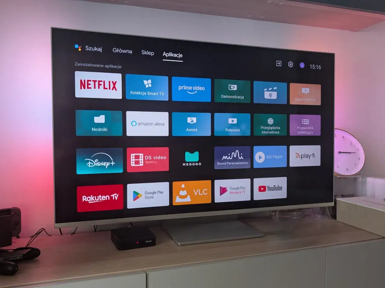 Ekran telewizora z interfejsem Google TV, pokazujący zainstalowane aplikacje jak Netflix, Prime Video, Disney+. To pokazuje, google tv co to za platforma.