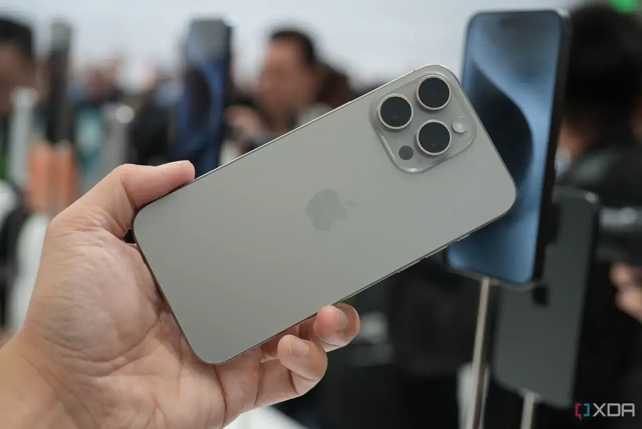 Szara obudowa iPhone'a 15 z potrójnym aparatem. Czy iPhone 15 jest wodoszczelny? To pytanie nurtuje wielu użytkowników.