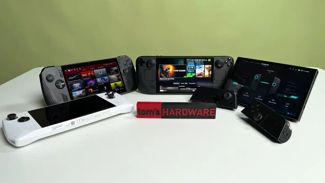 R&oacute;żne handheldy do gier, w tym biały i szary model, obok czarnego Steam Decka i tabletu z ustawieniami kontrolera. Widać też gadżet 