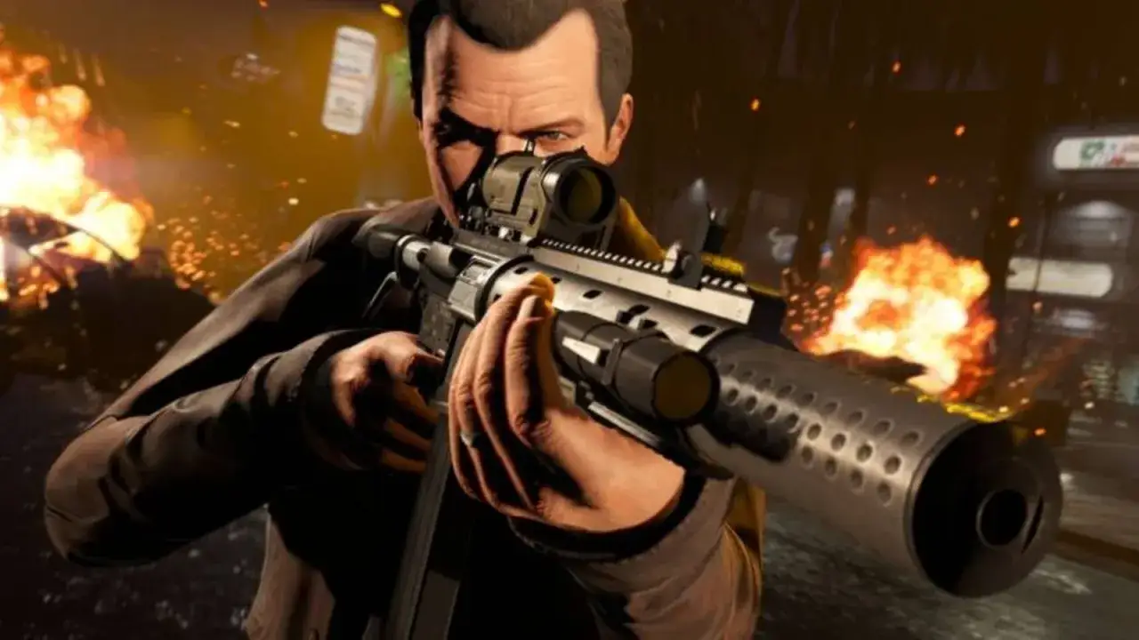 Michael De Santa z GTA V celuje z karabinu, w tle wybuchy. Szukasz kodów do GTA 5 PS5?